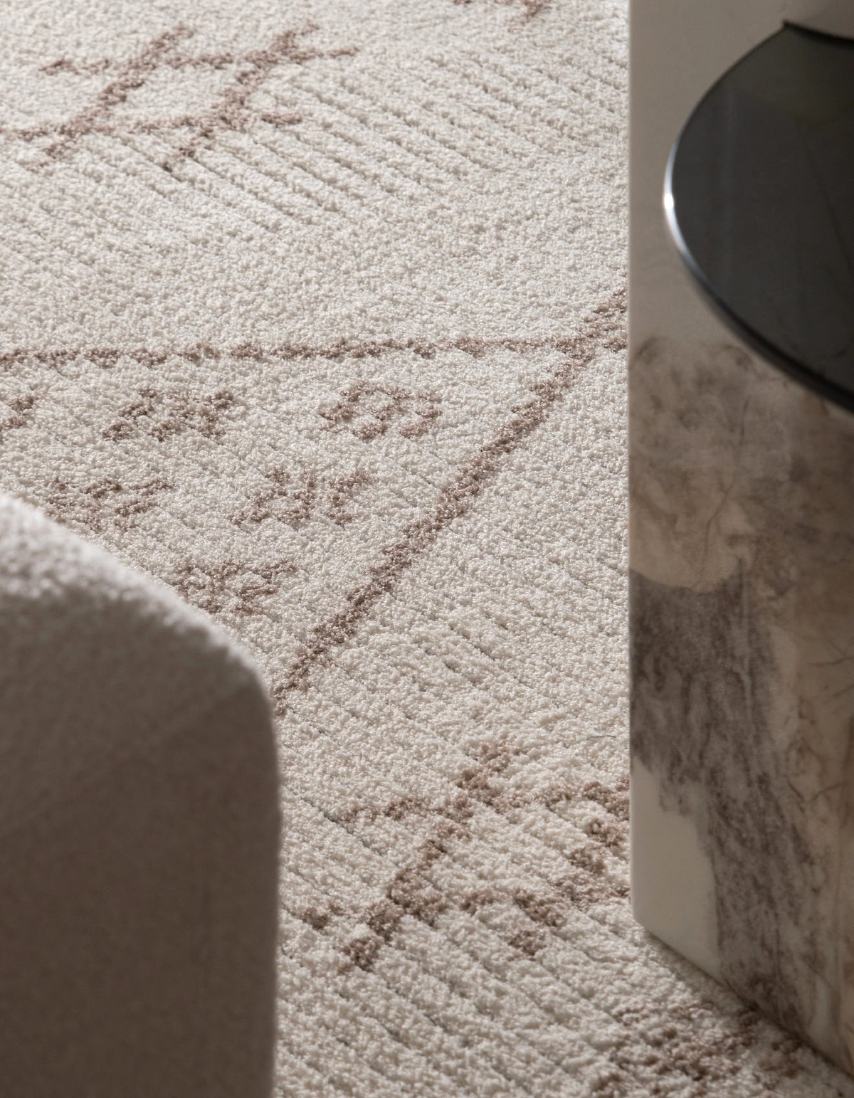 Rechteck Teppich St. Gallen Folklore in Weiss von Hadorn™ - Lifestyle Image