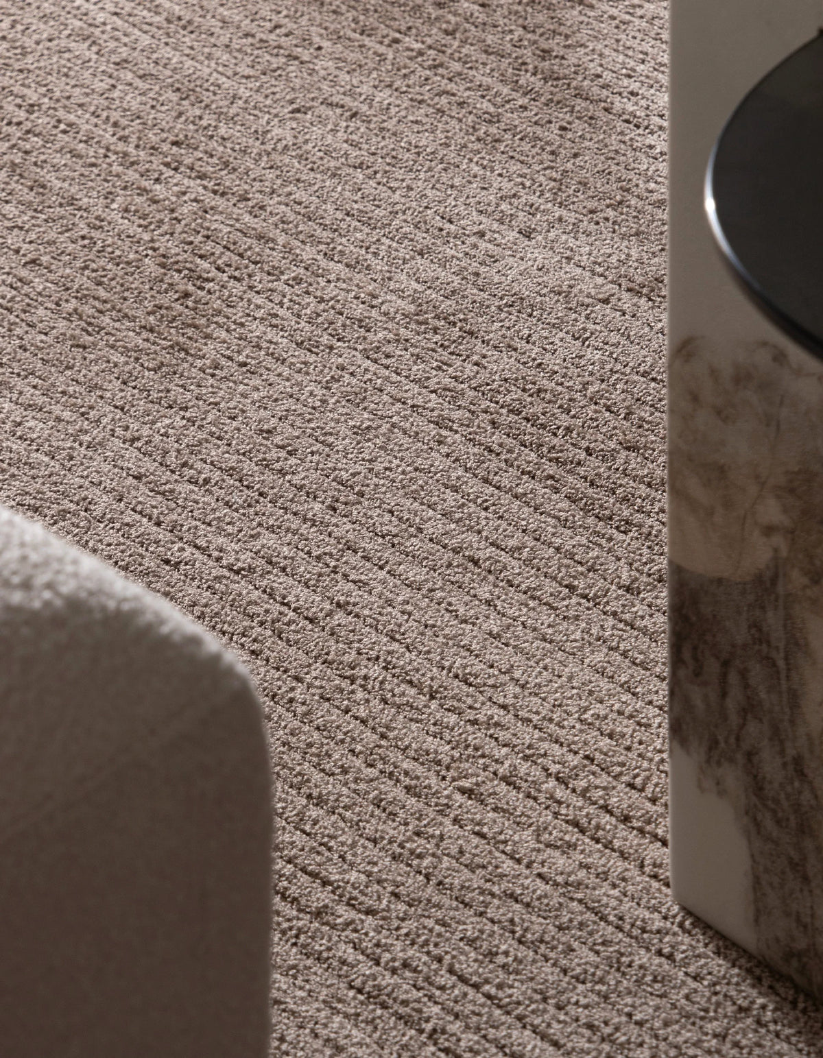 Rechteck Teppich St. Gallen Solid in Braun von Hadorn™ - Lifestyle Image