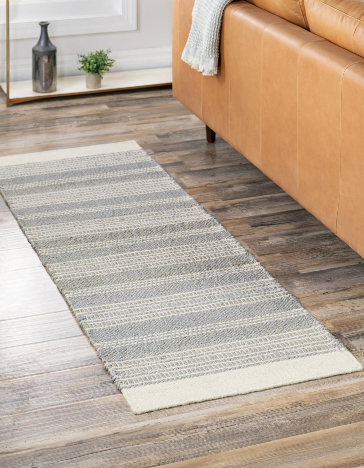 Läufer Handgeflochten Teppich Lariat in Grau von Hadorn™ - Lifestyle Image