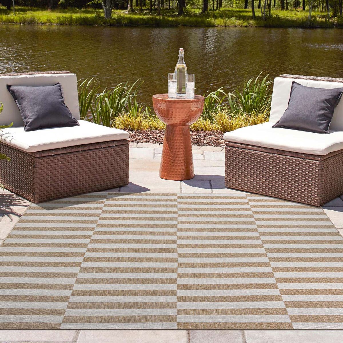 Quadratisch Outdoor Teppich Tulum Outdoor in Taupe von Hadorn™ - Lifestyle Image