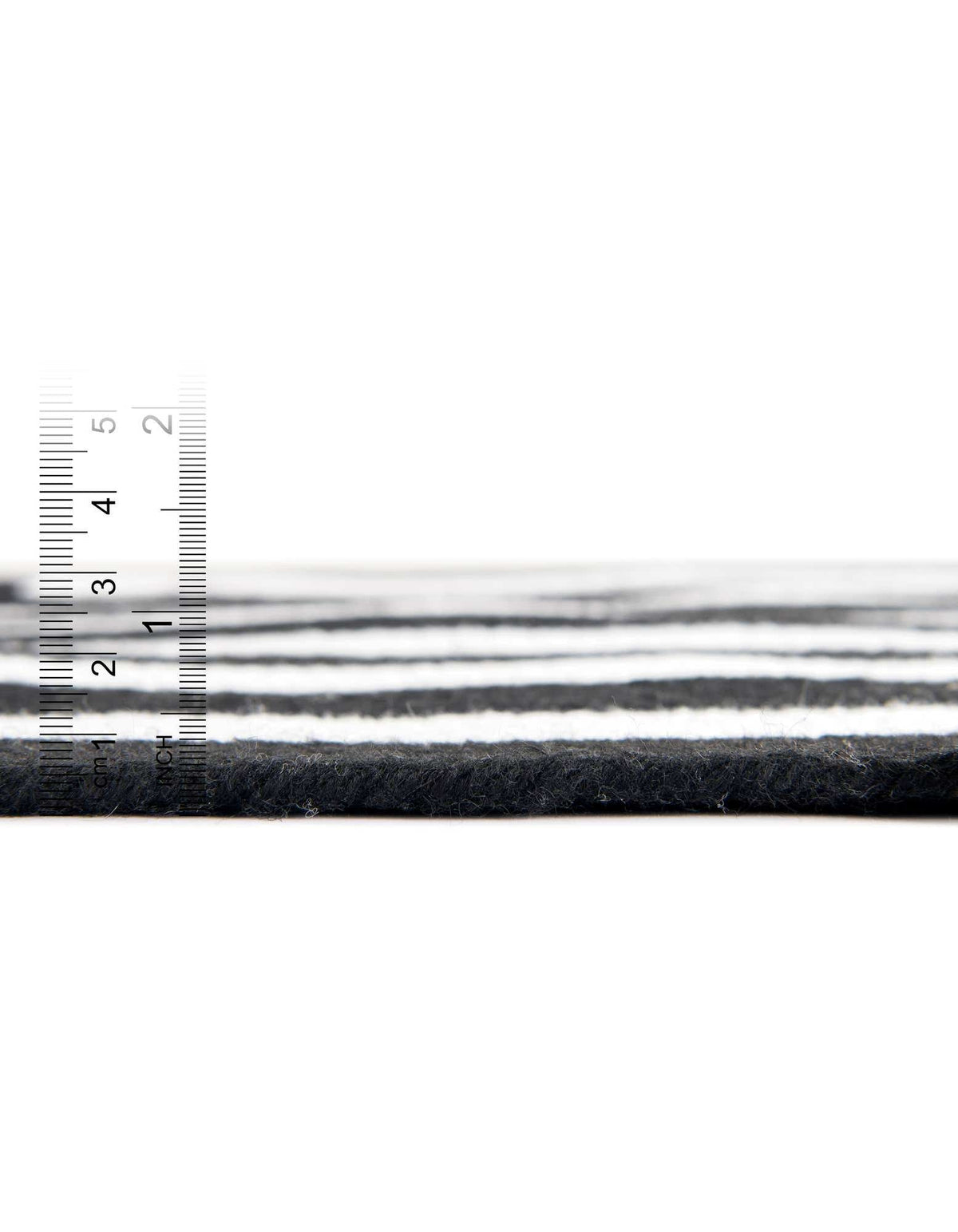Rund Handgeflochten Teppich Eco Verse Indoor Outdoor Washable in Schwarz und Weiss von Hadorn™ - Lifestyle Image