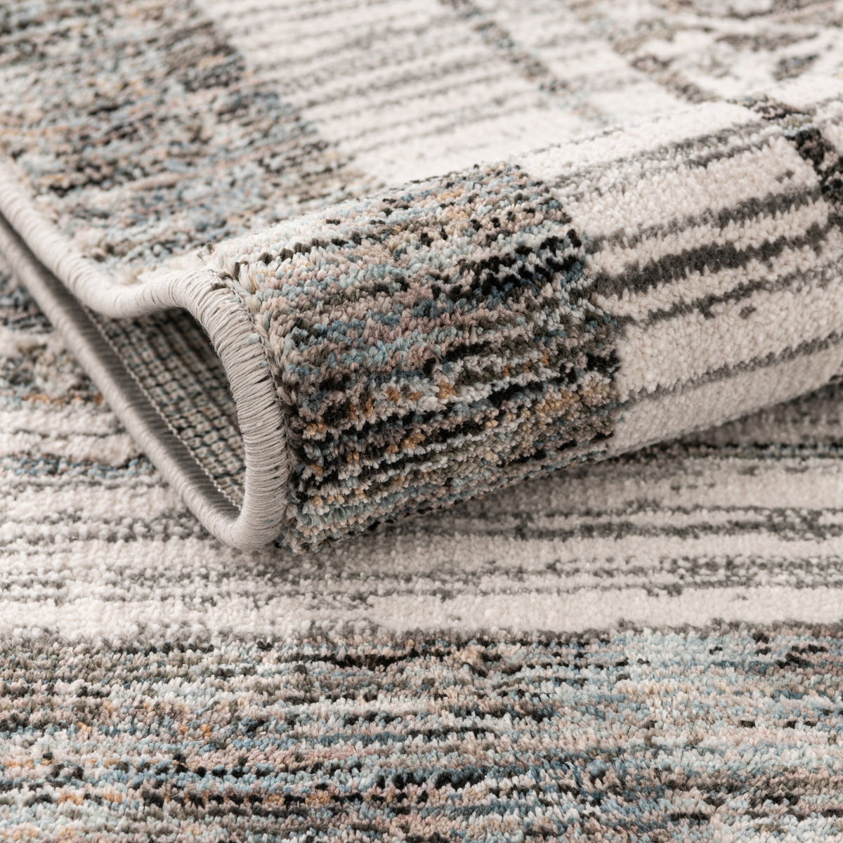 Oval Teppich Zora Mosaic in Grau von Hadorn™ - Lifestyle Image