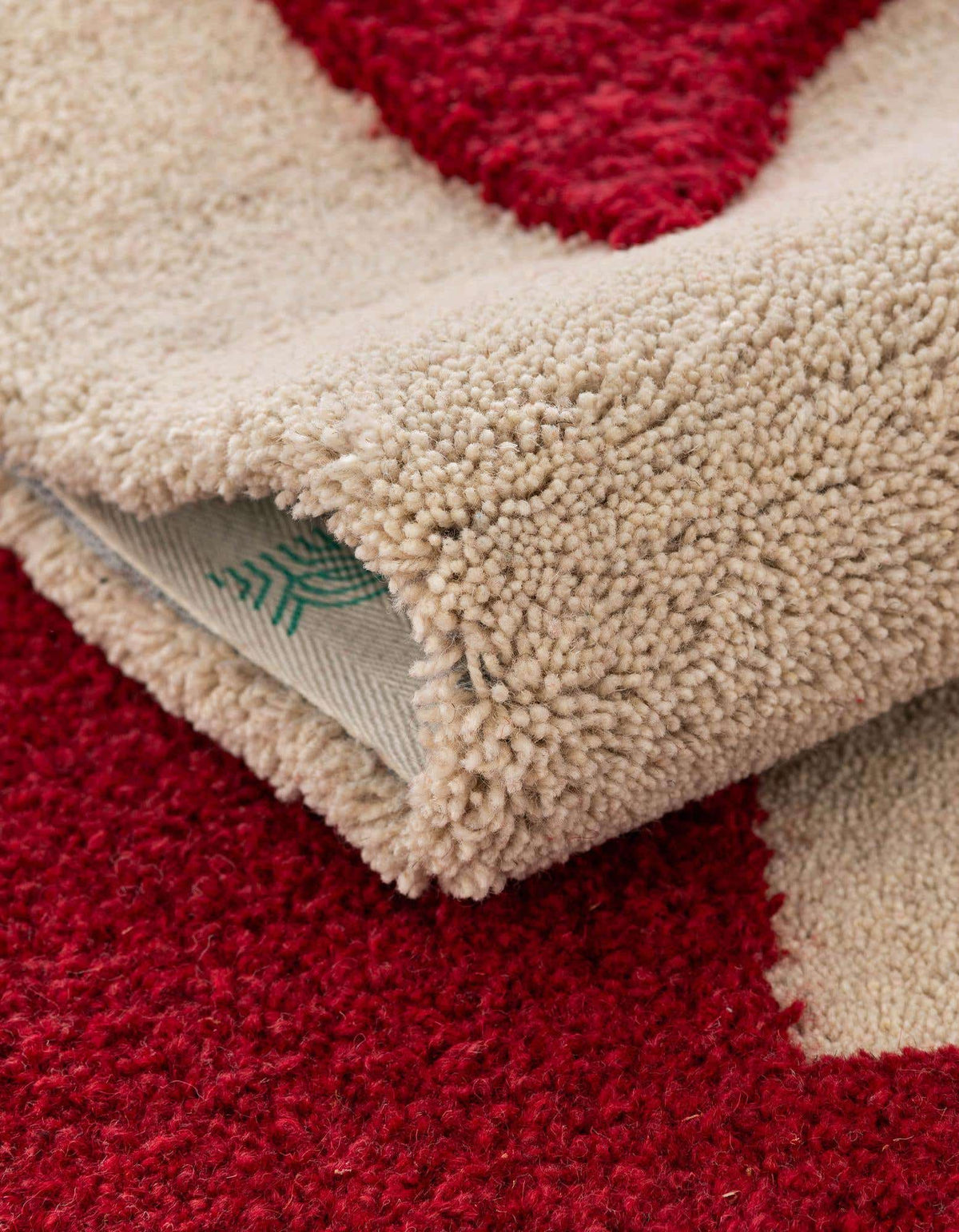 Quadratisch Teppich AI Handgetuftet in Elfenbein und Rot von Hadorn™ - Lifestyle Image