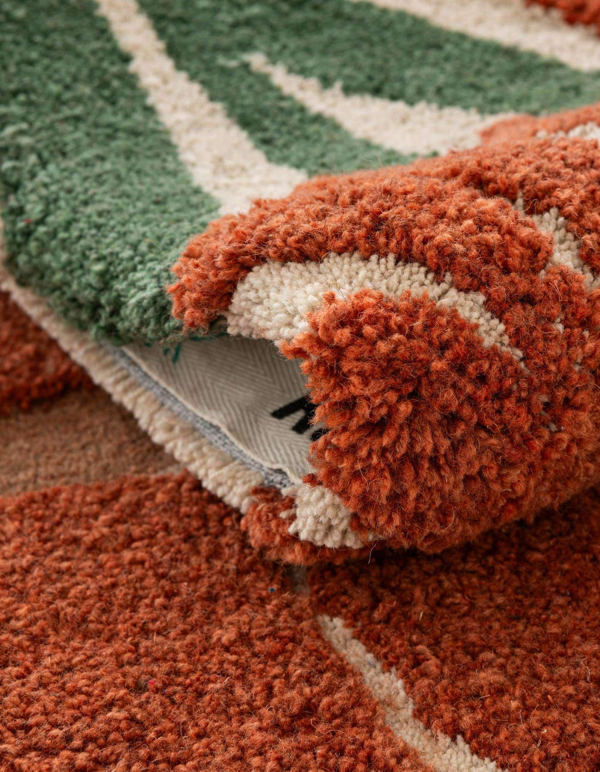 Quadratisch Teppich AI Handgetuftet in Orange und Grün von Hadorn™ - Lifestyle Image