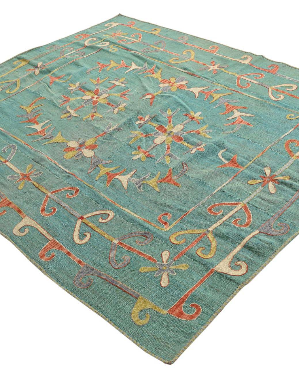 Quadratisch Handgeflochten Teppich Kelim Suzani in Hellgrün von Hadorn™ - Lifestyle Image
