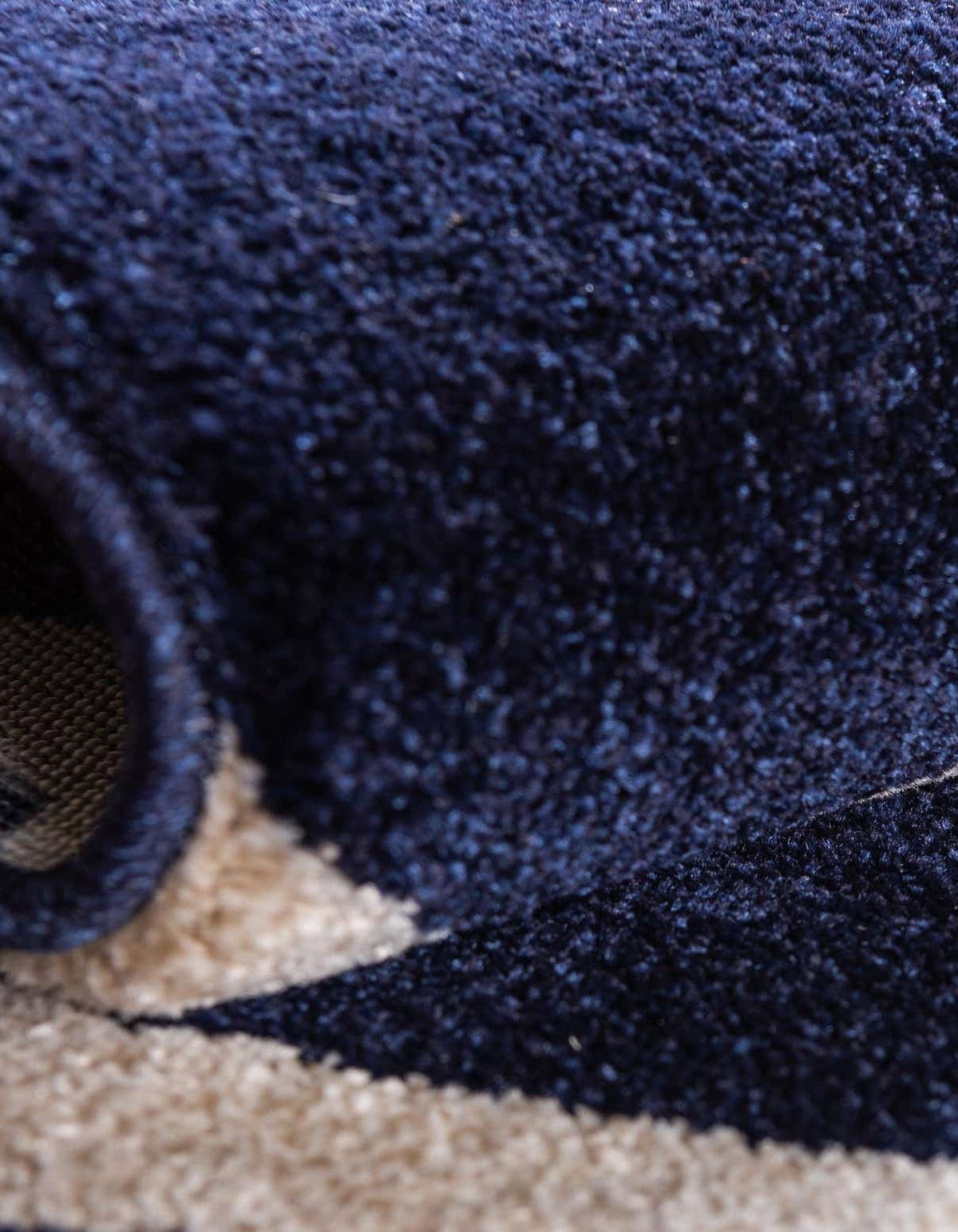 Rechteck Teppich Trellis in Marineblau von Hadorn™ - Lifestyle Image