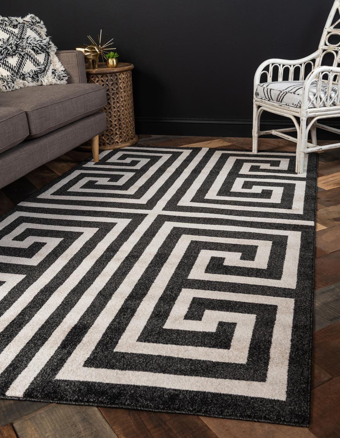 Rechteck Teppich Greek Key in Schwarz von Hadorn™ - Lifestyle Image