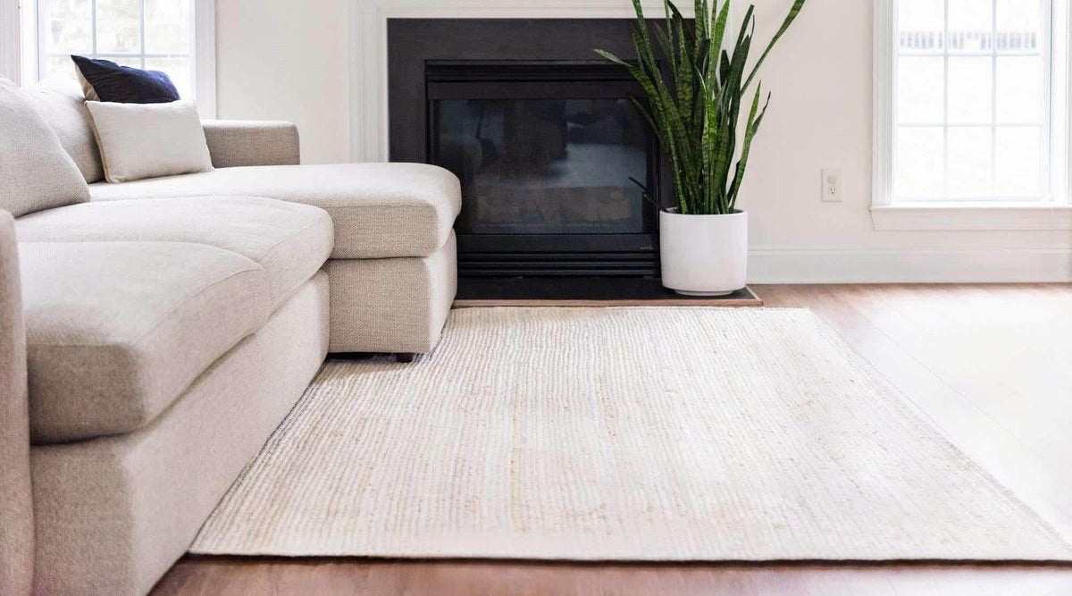 Rechteck Handgeflochten Teppich Braided Jute in Weiss von Hadorn™ - Lifestyle Image