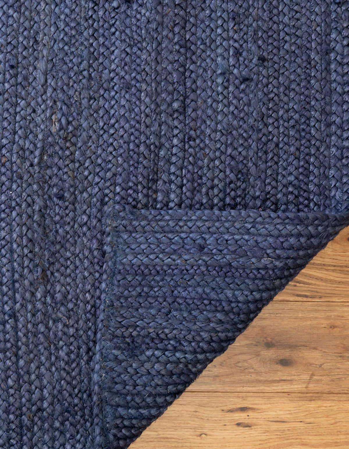 Rechteck Handgeflochten Teppich Braided Jute in Marineblau von Hadorn™ - Lifestyle Image