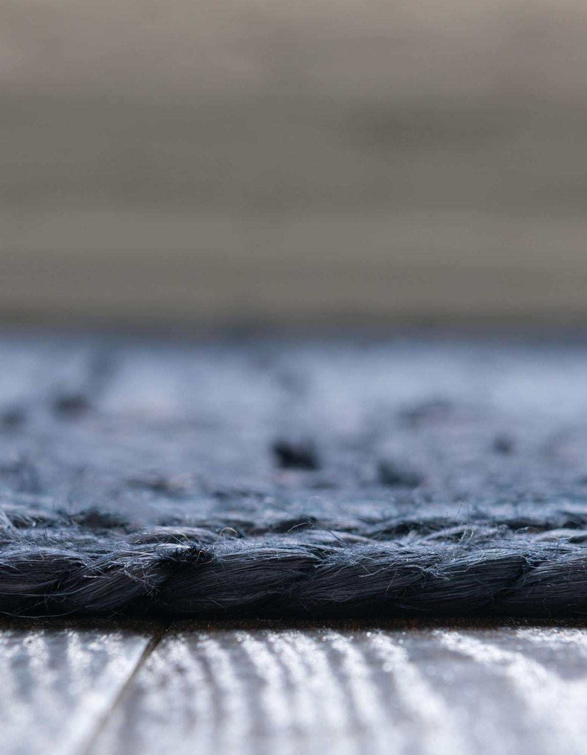 Rechteck Handgeflochten Teppich Braided Jute in Marineblau von Hadorn™ - Lifestyle Image