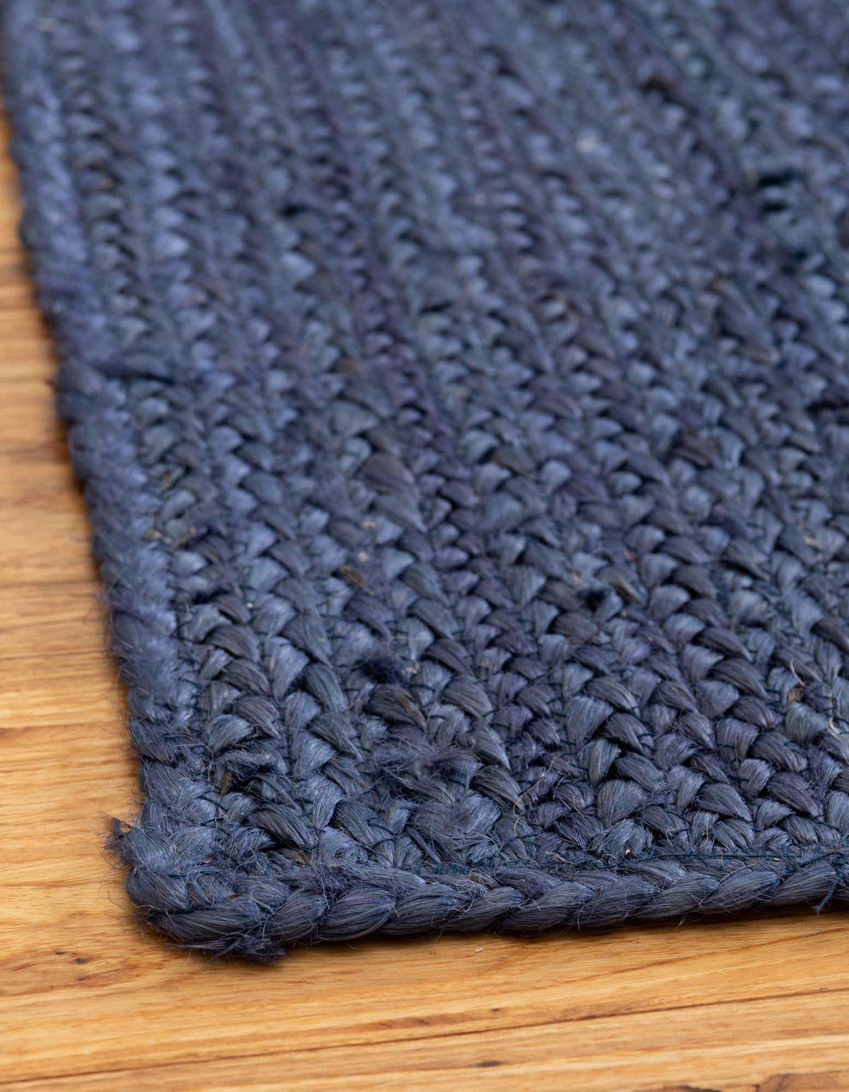 Rechteck Handgeflochten Teppich Braided Jute in Marineblau von Hadorn™ - Lifestyle Image