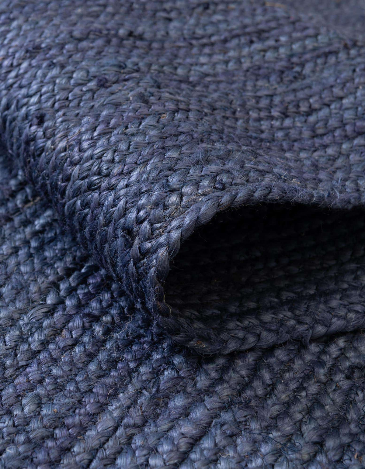 Rechteck Handgeflochten Teppich Braided Jute in Marineblau von Hadorn™ - Lifestyle Image