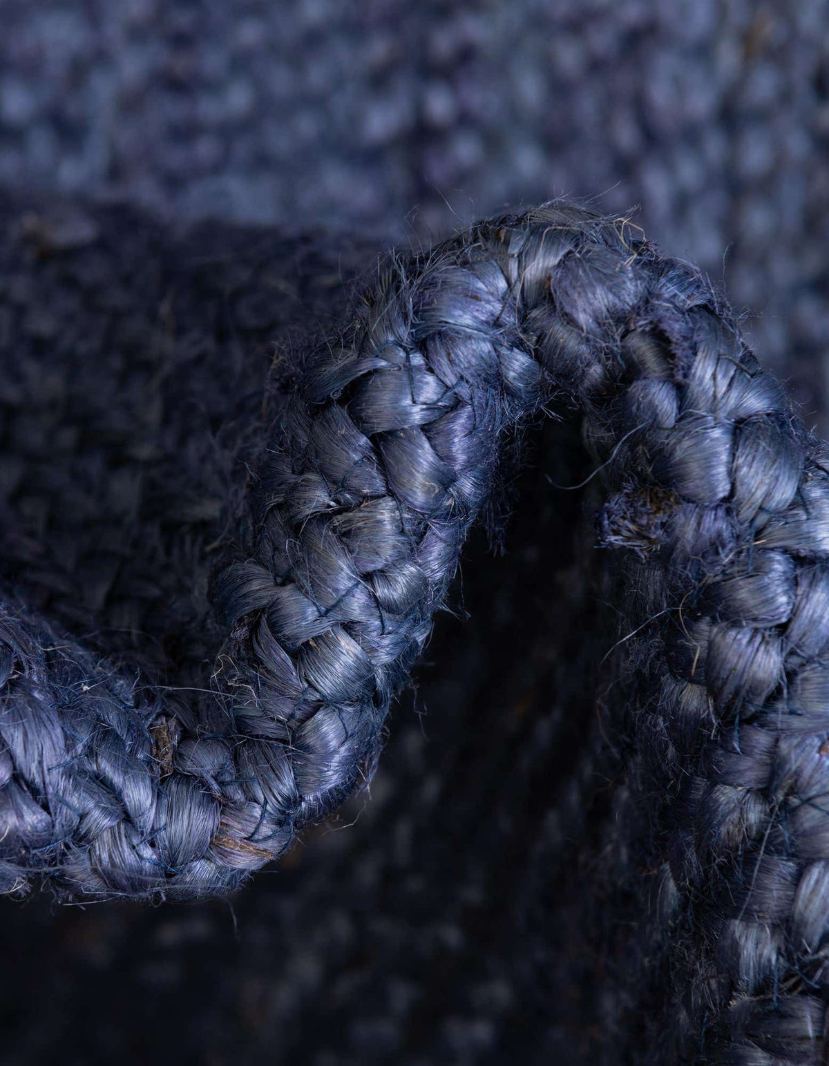 Rechteck Handgeflochten Teppich Braided Jute in Marineblau von Hadorn™ - Lifestyle Image