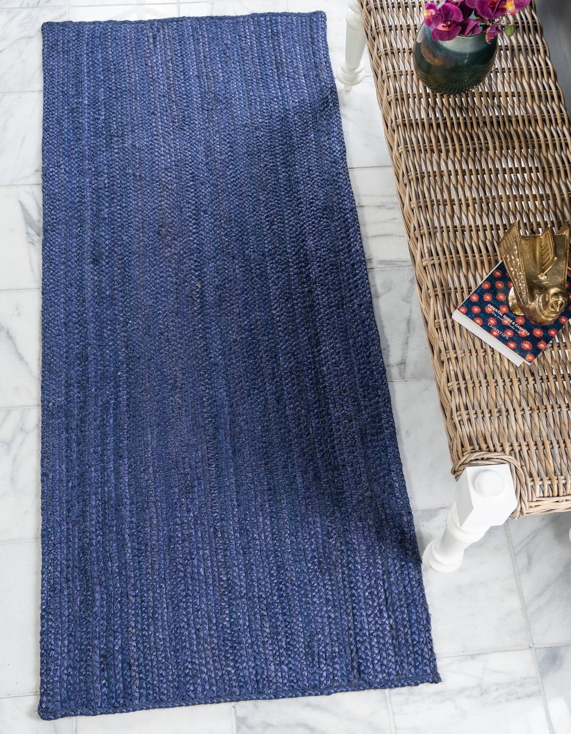 Läufer Handgeflochten Teppich Braided Jute in Marineblau von Hadorn™ - Lifestyle Image