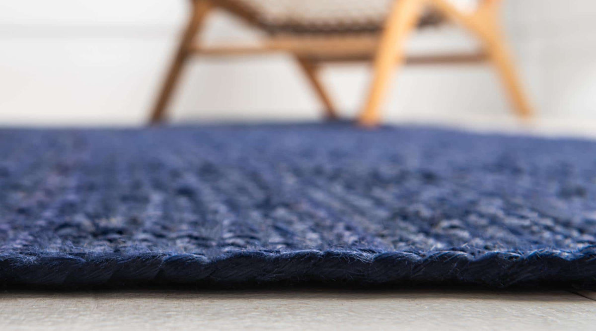 Läufer Handgeflochten Teppich Braided Jute in Marineblau von Hadorn™ - Lifestyle Image