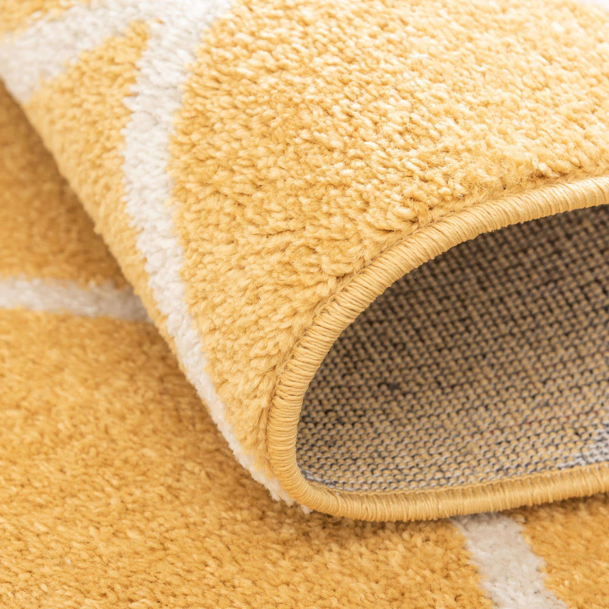 Rechteck Teppich Trellis Frieze in Gelb von Hadorn™ - Lifestyle Image