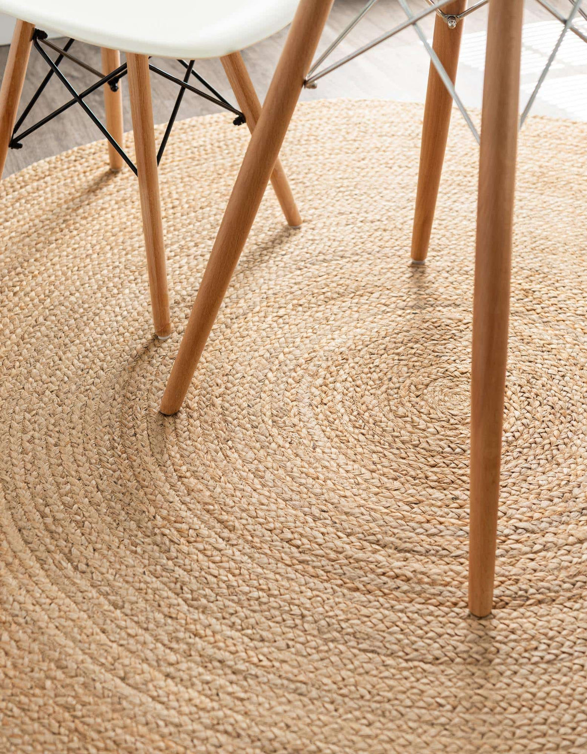Rund Handgeflochten Teppich Braided Jute in Natürlich von Hadorn™ - Lifestyle Image