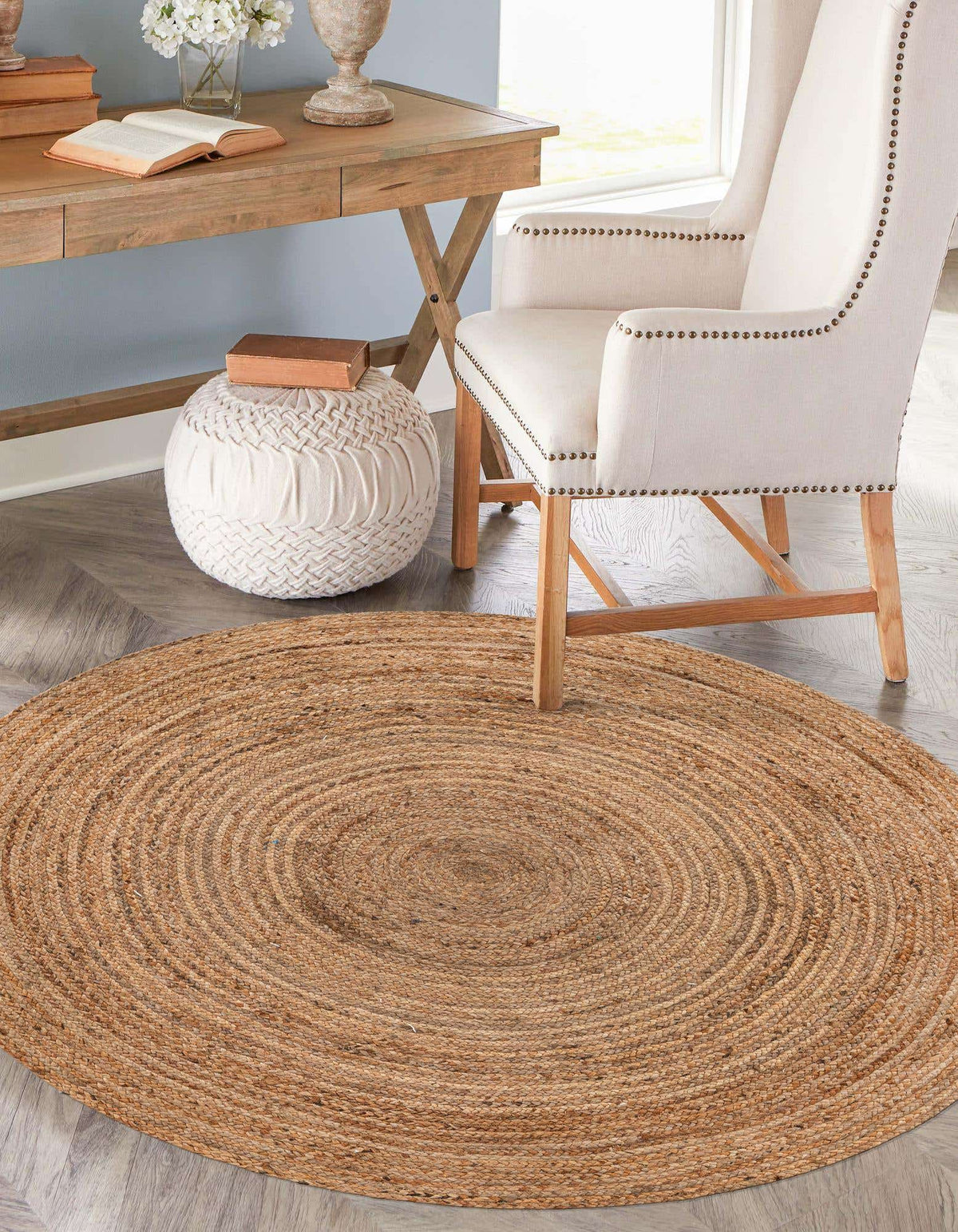 Rund Handgeflochten Teppich Braided Jute in Natürlich von Hadorn™ - Lifestyle Image
