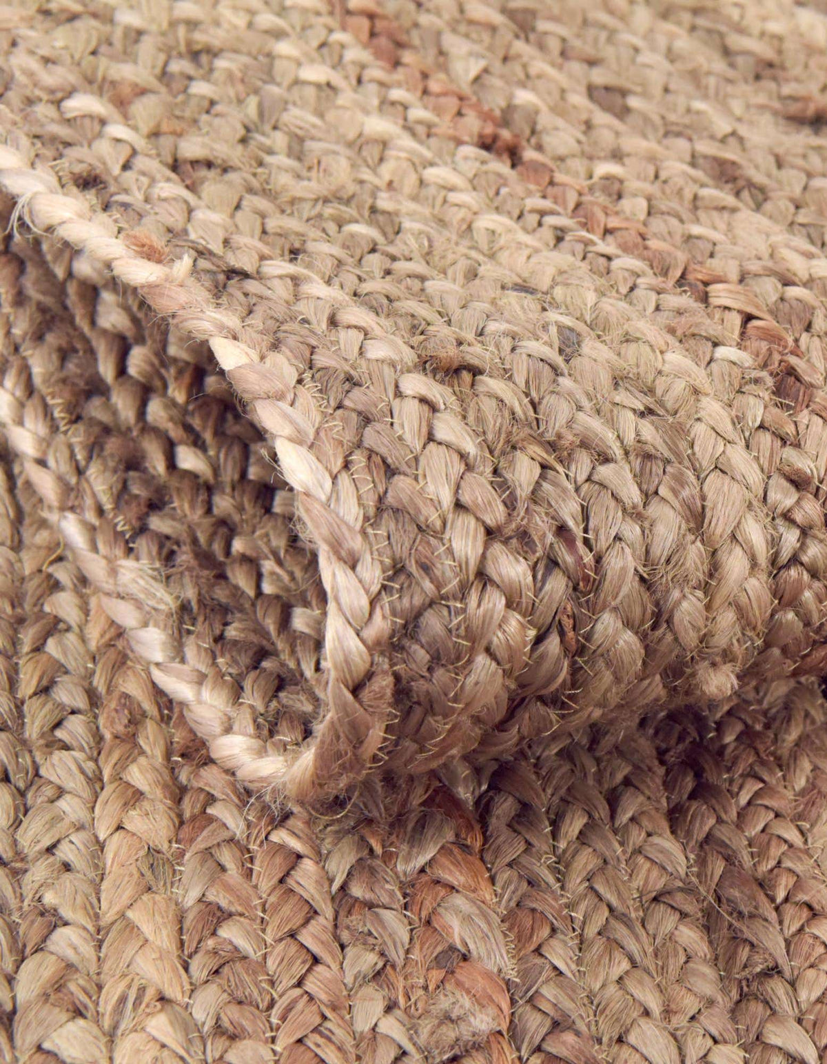 Rund Handgeflochten Teppich Braided Jute in Natürlich von Hadorn™ - Lifestyle Image