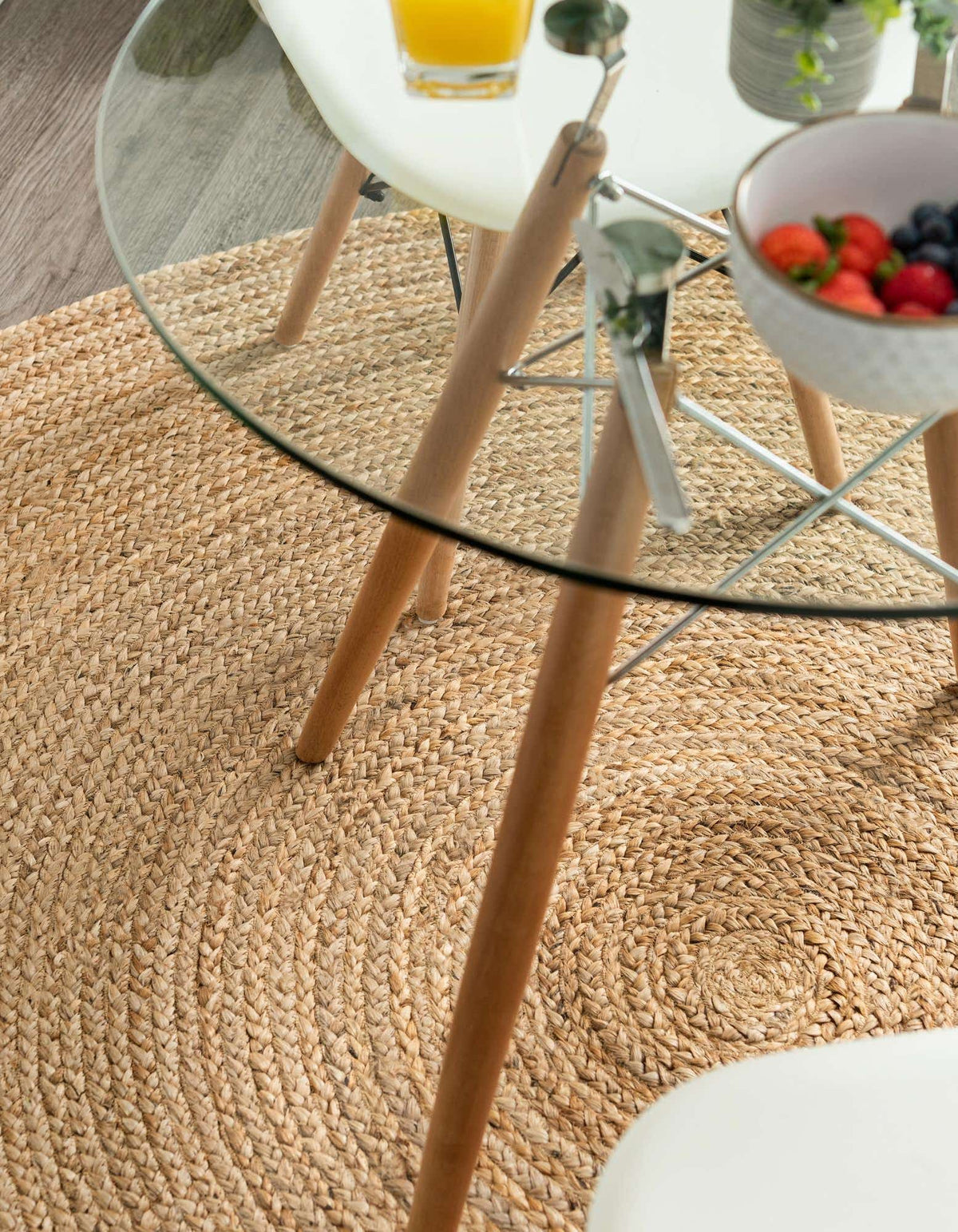 Rund Handgeflochten Teppich Braided Jute in Natürlich von Hadorn™ - Lifestyle Image