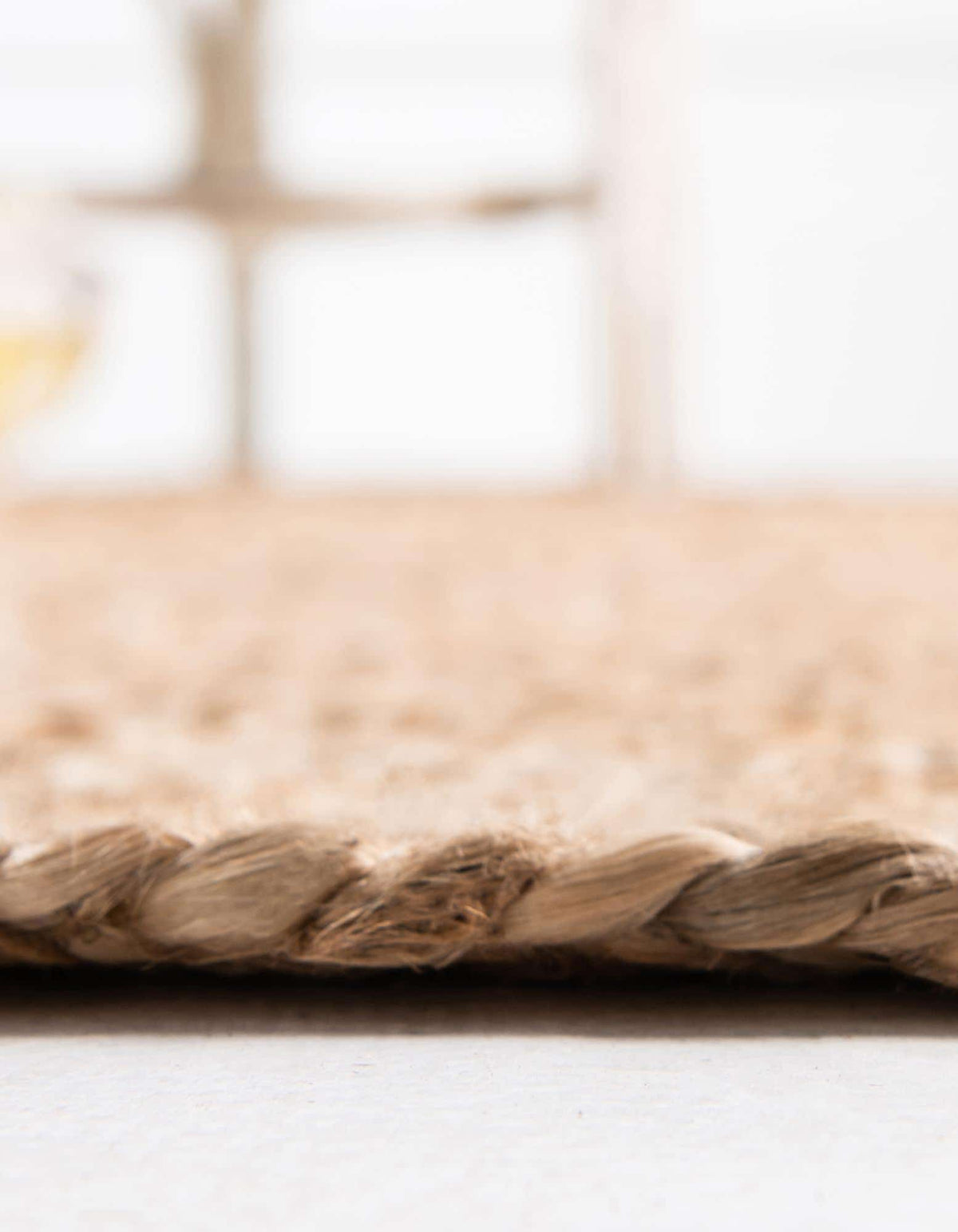 Rund Handgeflochten Teppich Braided Jute in Natürlich von Hadorn™ - Lifestyle Image