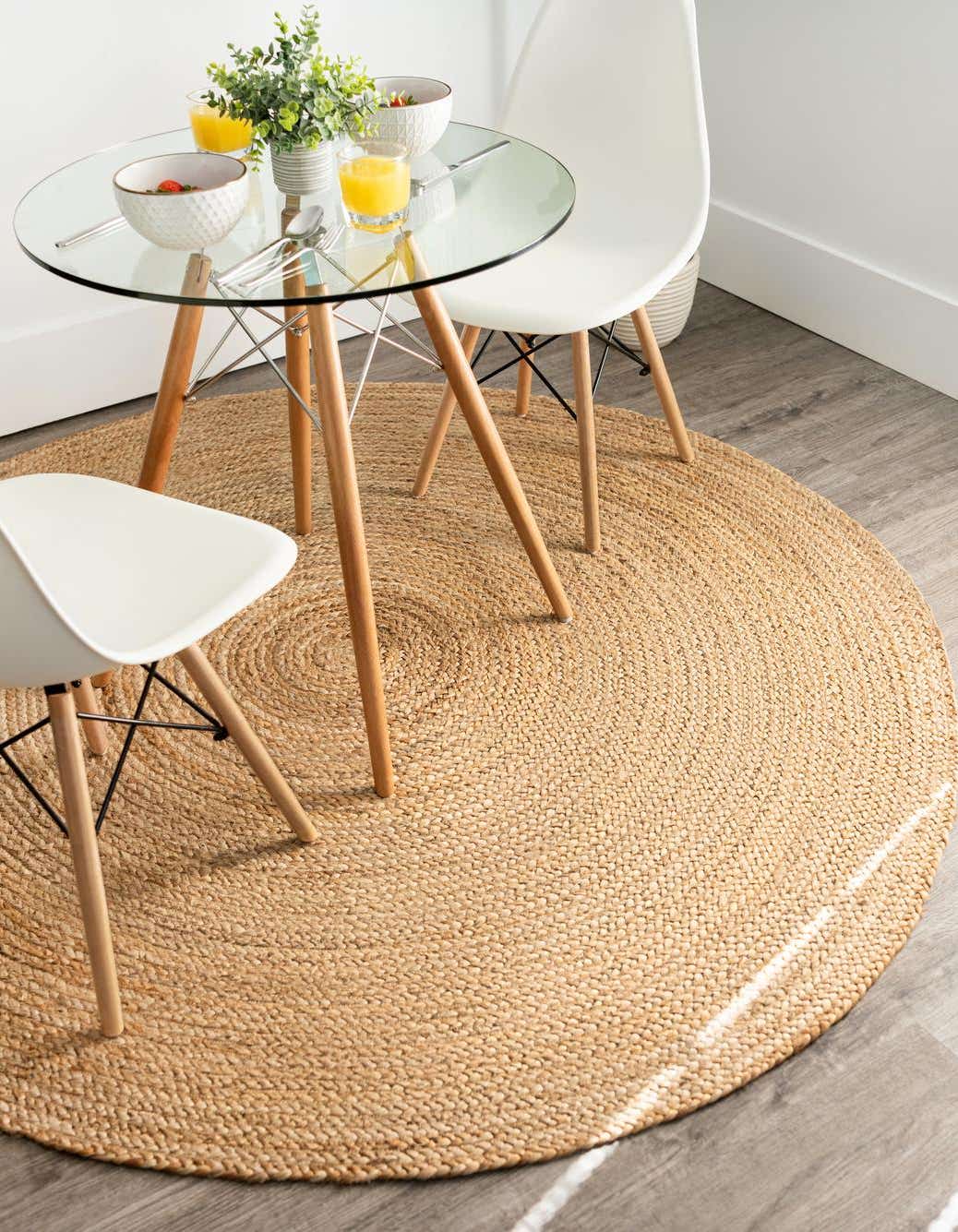 Rund Handgeflochten Teppich Braided Jute in Natürlich von Hadorn™ - Lifestyle Image