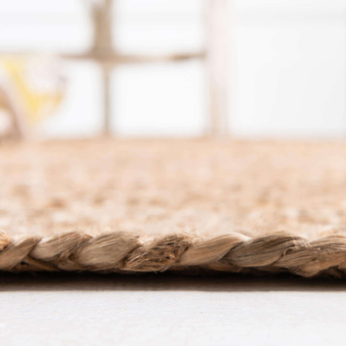 Rund Handgeflochten Teppich Braided Jute in Natürlich von Hadorn™ - Lifestyle Image
