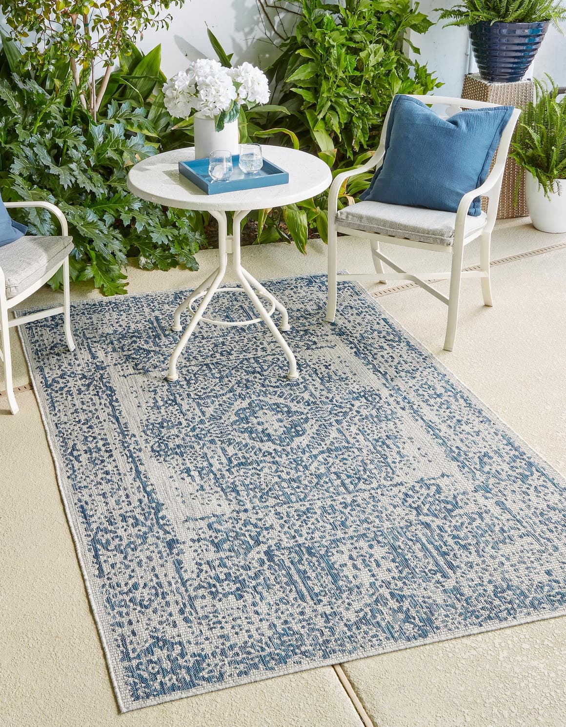 Rechteck Outdoor Teppich Outdoor Traditional in Blau von Hadorn™ - Lifestyle Image