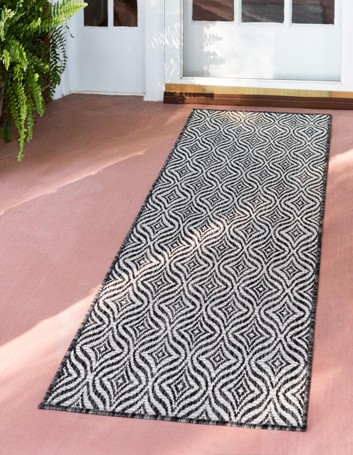 Läufer Outdoor Teppich Outdoor Trellis in Dunkelgrau von Hadorn™ - Lifestyle Image