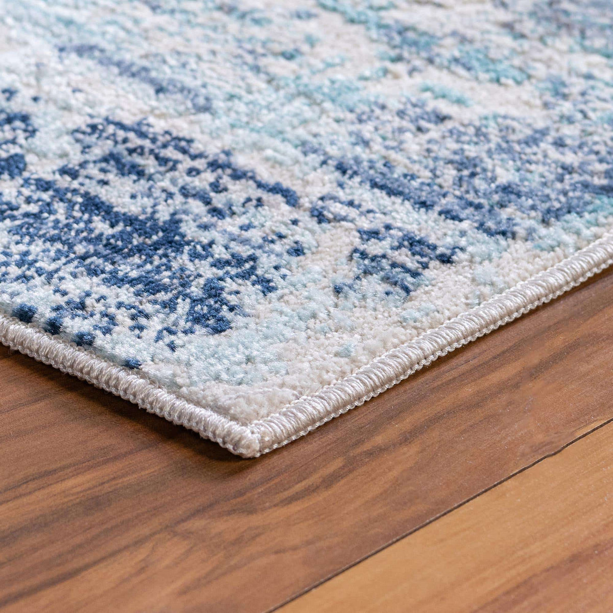 Rechteck Teppich Budapest in Blau von Hadorn™ - Lifestyle Image