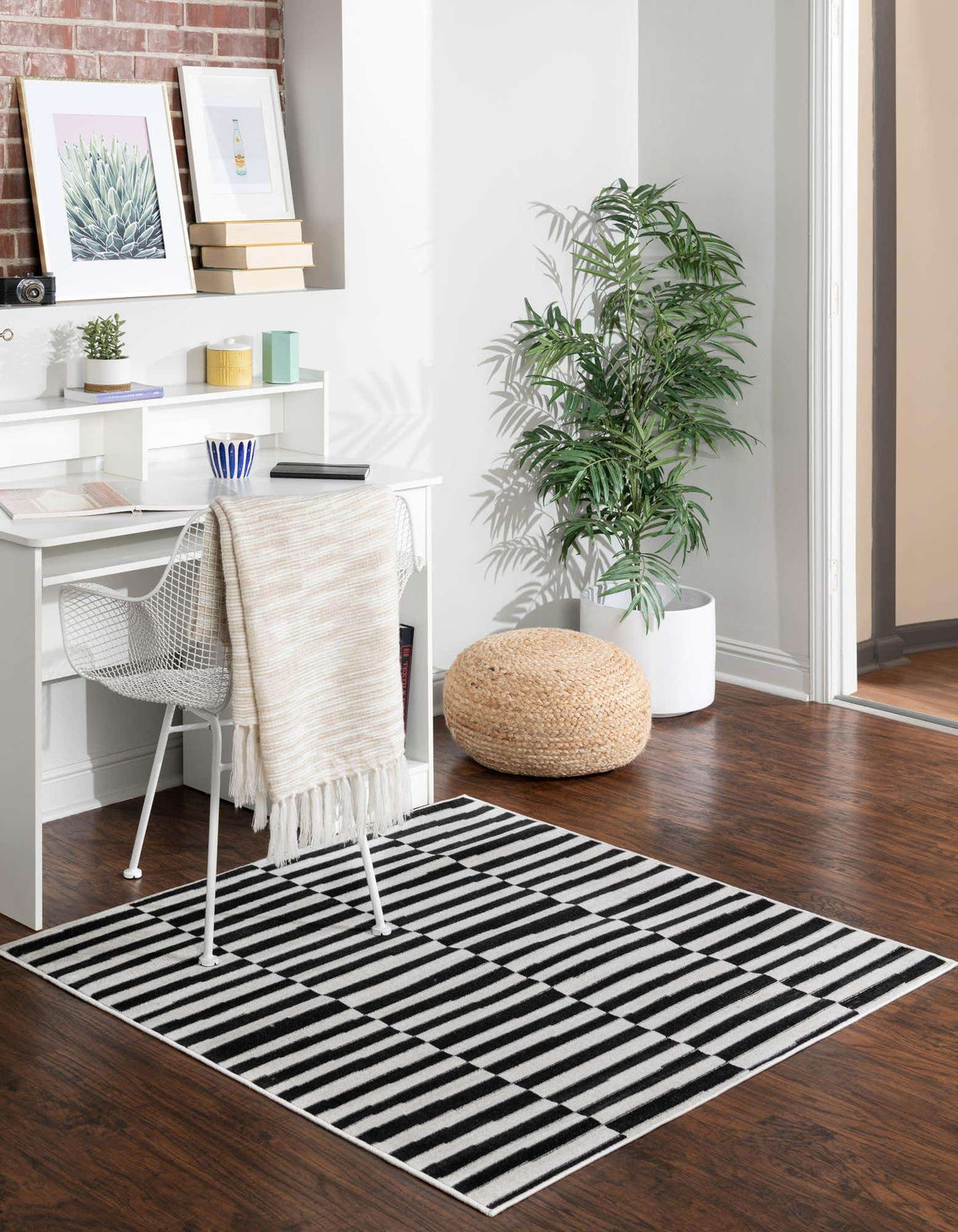 Quadratisch Teppich Tribeca in Schwarz von Hadorn™ - Lifestyle Image