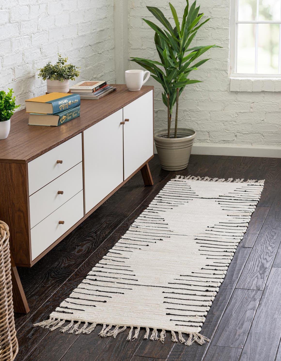 Läufer Handgeflochten Teppich Chindi Cotton in Weiss von Hadorn™ - Lifestyle Image