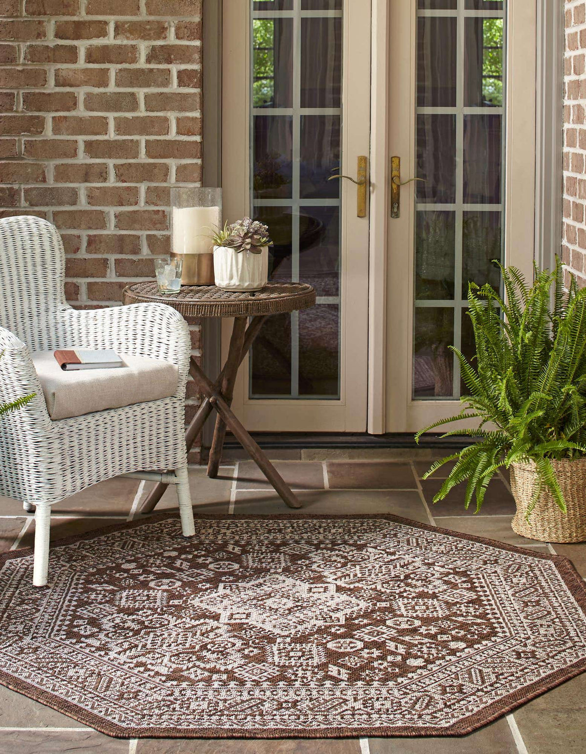 Achteck Outdoor Teppich Outdoor Aztec in Braun von Hadorn™ - Lifestyle Image