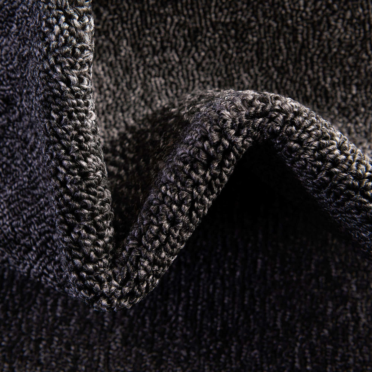 Quadratisch Teppich Everyday Solid in Holzkohle von Hadorn™ - Lifestyle Image