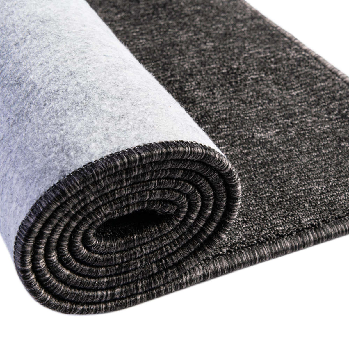Quadratisch Teppich Everyday Solid in Holzkohle von Hadorn™ - Lifestyle Image