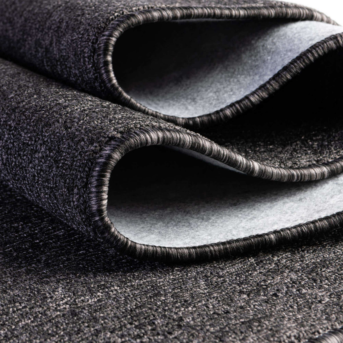 Quadratisch Teppich Everyday Solid in Holzkohle von Hadorn™ - Lifestyle Image