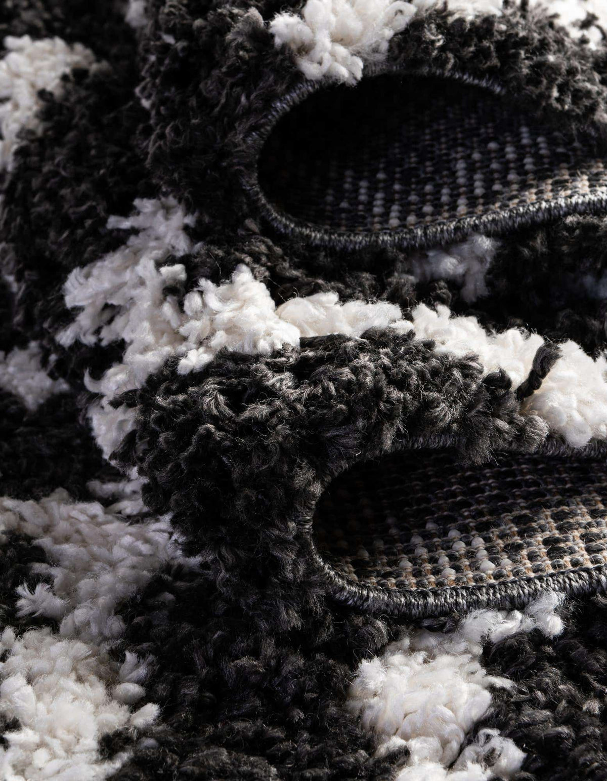 Rechteck Hochflorteppich Lagom Shag in Schwarz und Weiss von Hadorn™ - Lifestyle Image