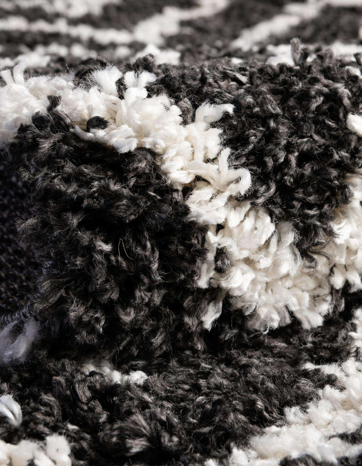 Rechteck Hochflorteppich Lagom Shag in Schwarz und Weiss von Hadorn™ - Lifestyle Image