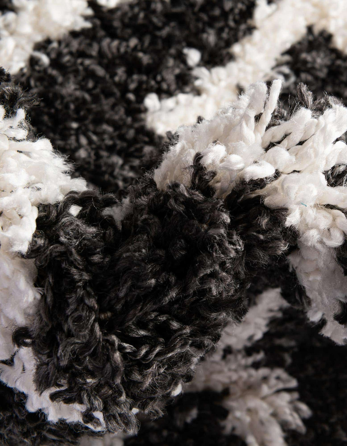 Rechteck Hochflorteppich Lagom Shag in Schwarz und Weiss von Hadorn™ - Lifestyle Image