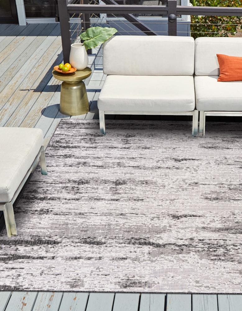 Quadratisch Outdoor Teppich Outdoor Modern in Holzkohle von Hadorn™ - Lifestyle Image