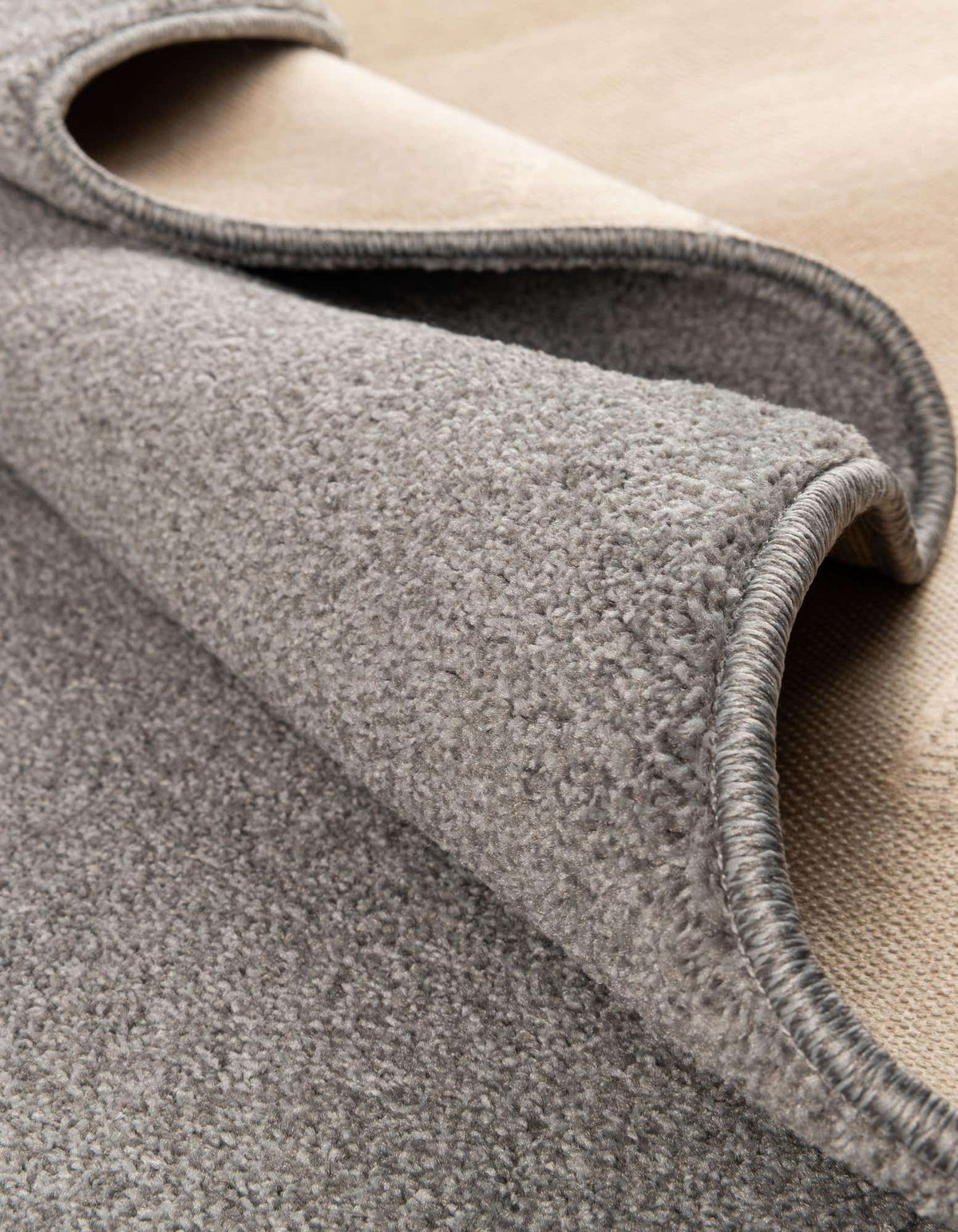 Rechteck Teppich Everyday Solid in Grau von Hadorn™ - Lifestyle Image